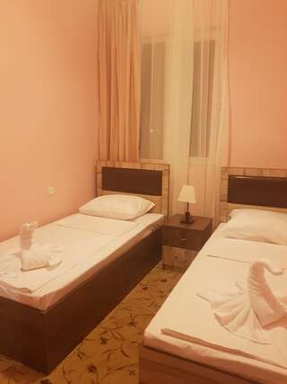 Отель Bloor Hotel Ереван Семейный номер с ванной комнатой-1