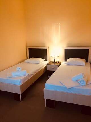 Отель Bloor Hotel Ереван Двухместный номер с 2 отдельными кроватями и балконом-2