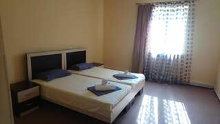 Отель Bloor Hotel Ереван Двухместный номер с 1 кроватью или 2 отдельными кроватями, вид на сад-2