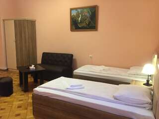 Отель Bloor Hotel Ереван Четырехместный номер с ванной комнатой-2