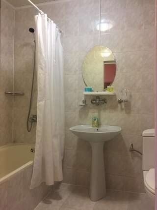 Отель Bloor Hotel Ереван Четырехместный номер с ванной комнатой-3