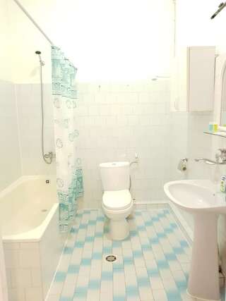 Отель Bloor Hotel Ереван Семейный номер с ванной комнатой-2