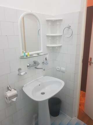 Отель Bloor Hotel Ереван Трехместный номер «Комфорт» с душем-1